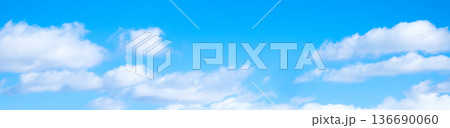 爽やかな青空と雲と太陽のシンプルな風景 136690060