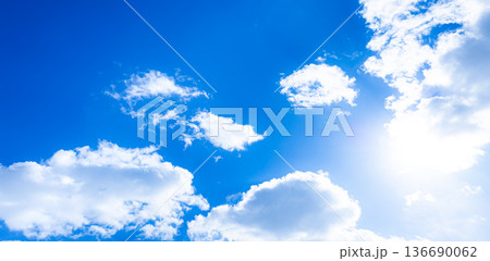 爽やかな青空と雲と太陽のシンプルな風景 136690062