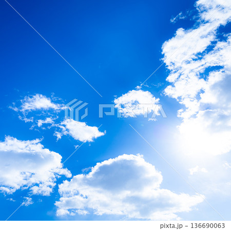爽やかな青空と雲と太陽のシンプルな風景 爽やかな青空と雲と太陽のシンプルな風景 136690063