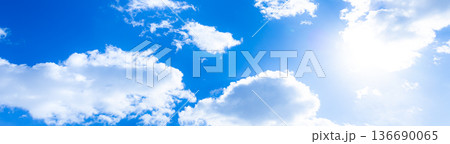 爽やかな青空と雲と太陽のシンプルな風景 136690065