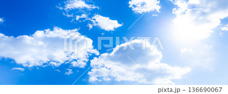 爽やかな青空と雲と太陽のシンプルな風景 136690067