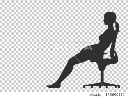 骶骨坐姿、骨盆傾斜、女性坐姿不良的剪影,全身側向,側面像 骶骨坐姿、骨盆傾斜、女性坐姿不良的剪影,全身側向,側面像 136690112