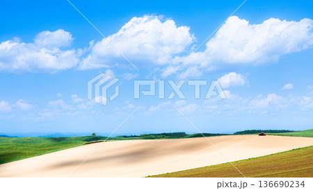 爽やかな青空が広がる初夏の北海道美瑛町の丘の上から見た風景 爽やかな青空が広がる初夏の北海道美瑛町の丘の上から見た風景 136690234