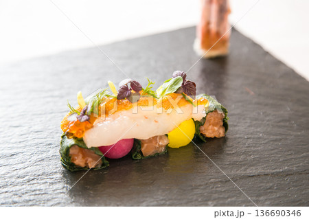 おしゃれな雰囲気のフレンチ　前菜の素材画像 136690346