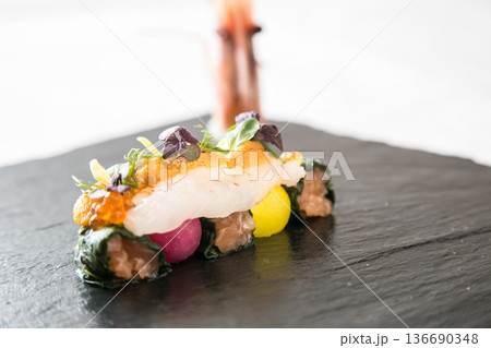 おしゃれな雰囲気のフレンチ　前菜の素材画像 136690348