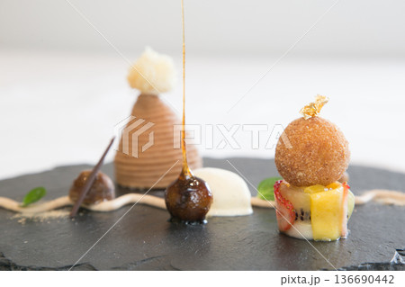 美味しそうなスイーツ 136690442