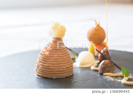 美味しそうなスイーツ 136690443
