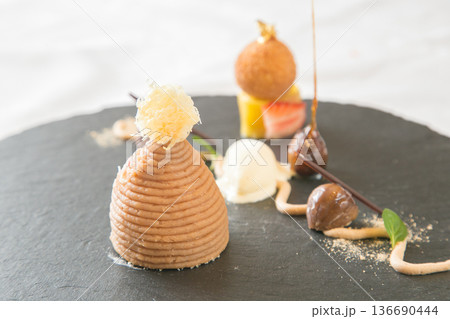 おしゃれなデザート 136690444