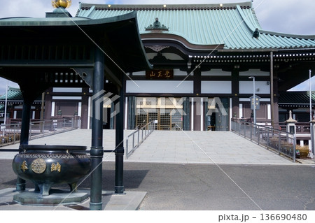 覚王山日泰寺 本堂と常香炉1 覚王山日泰寺 本堂と常香炉1 136690480