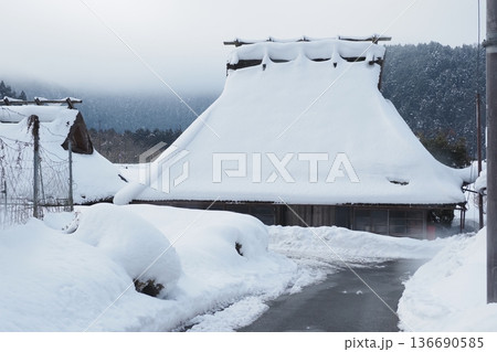 雪の積もったかやぶき屋根 136690585