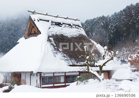 京都美山の雪の積もったかやぶき屋根の民家 136690586