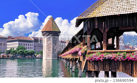 花いっぱいのカペル橋とルツェルンの街並み 136690594