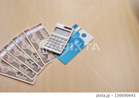 国債通帳と1万円札紙幣 136690643