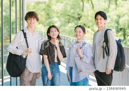 大学生 留学生  キャンパスライフ 136690949
