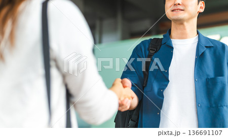 旅行者同士の握手 _■撮影協力：関西国際空港（KIX） 136691107