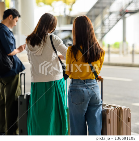 旅行者、空港で待機 ■撮影協力：関西国際空港（KIX） 136691108