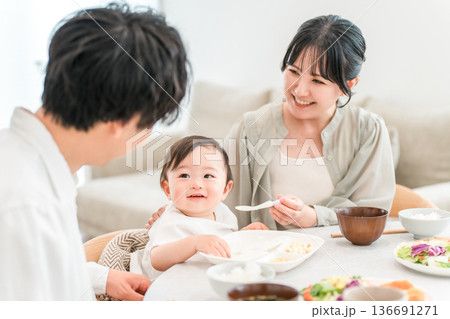 食卓で赤ちゃんに離乳食,ご飯を食べさせる母親と父親(育児・子育て) 食卓で赤ちゃんに離乳食,ご飯を食べさせる母親と父親(育児・子育て) 136691271