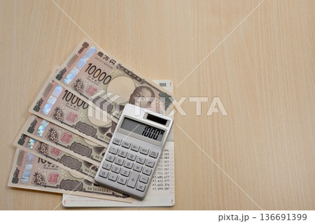 銀行通帳と1万円札紙幣 136691399
