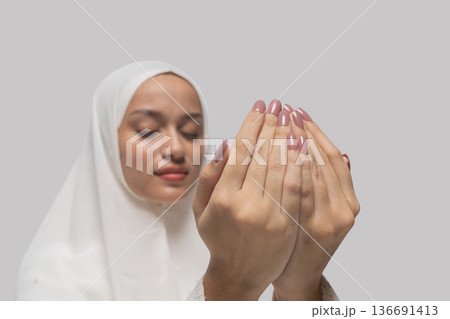 Closeup of hands with blurred face. Detailed image of hands and textured background 136691413