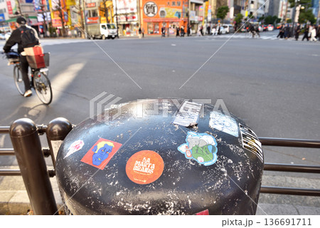 秋葉原の国道交差点の風景 秋葉原の国道交差点の風景 136691711