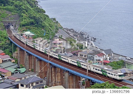 東海道本線　早川－根府川　JR東日本　185系　A8編成（大宮）　踊り子 136691796