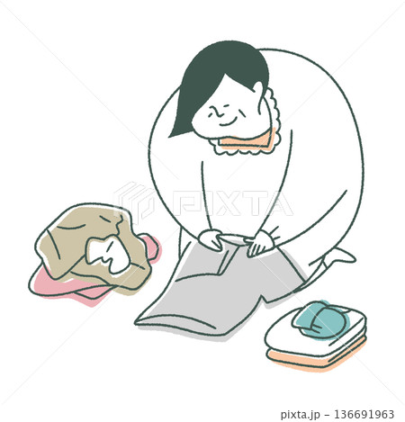 洗濯物をたたむ高齢女性 136691963