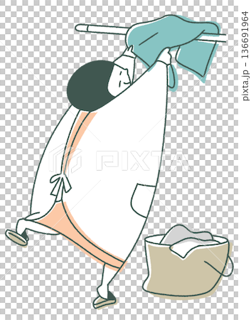 一位老婦人正在晾衣服 136691964