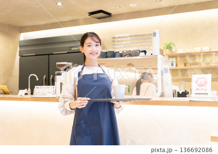 若い女性、カフェ、店員、ショッピング 若い女性、カフェ、店員、ショッピング 136692086