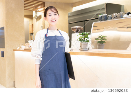 若い女性、カフェ、店員、ショッピング 若い女性、カフェ、店員、ショッピング 136692088