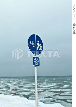 Coast north from Rungsted Kyst in Danmark 136692288