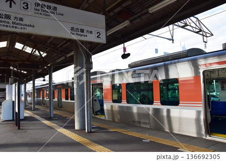 三重県 JR四日市駅のプラットホームと列車 三重県 JR四日市駅のプラットホームと列車 136692305