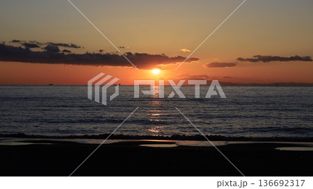 千葉県南房総市の岩井海岸の夕日 千葉県南房総市の岩井海岸の夕日 136692317