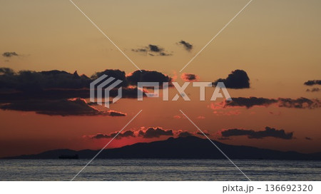 千葉県南房総市の岩井海岸の夕日、対岸の伊豆半島に完全に太陽が沈んだ瞬間 千葉県南房総市の岩井海岸の夕日、対岸の伊豆半島に完全に太陽が沈んだ瞬間 136692320