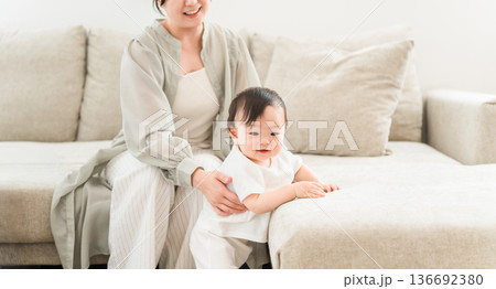 家のリビングで赤ちゃんと遊ぶ母親(シングルマザー,ひとり親,母子家庭) 家のリビングで赤ちゃんと遊ぶ母親(シングルマザー,ひとり親,母子家庭) 136692380