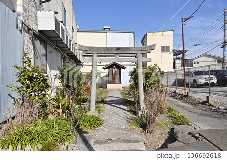 越谷散歩：久伊豆通り沿いの小さな稲荷神社　　越谷市越ケ谷 136692618