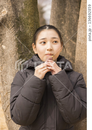 焼き芋を食べる女の子 焼き芋を食べる女の子 136692859