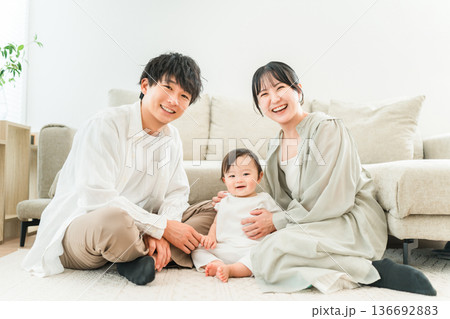 リビングで子供赤ちゃんと遊ぶ親子,家族,ファミリー,夫婦 リビングで子供赤ちゃんと遊ぶ親子,家族,ファミリー,夫婦 136692883