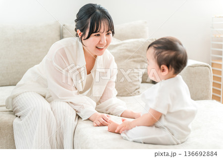 家のリビングで赤ちゃんと遊ぶ母親(シングルマザー,ひとり親,母子家庭) 家のリビングで赤ちゃんと遊ぶ母親(シングルマザー,ひとり親,母子家庭) 136692884