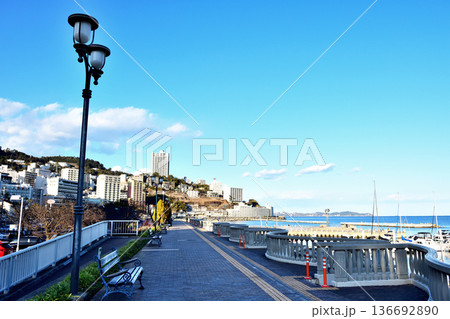 熱海スカイデッキの街路灯と青空 熱海スカイデッキの街路灯と青空 136692890