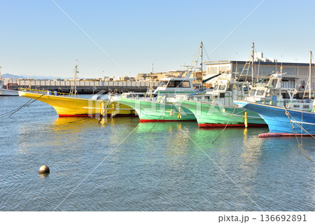 片瀬漁港に停泊するカラフルな漁船 片瀬漁港に停泊するカラフルな漁船 136692891