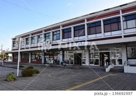 三重県　JR四日市駅と駅前風景 136692897