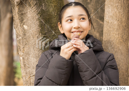 焼き芋を食べる女の子 焼き芋を食べる女の子 136692906