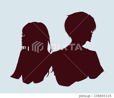 背中合わせの男女　シルエット　ネガティブ 136693119