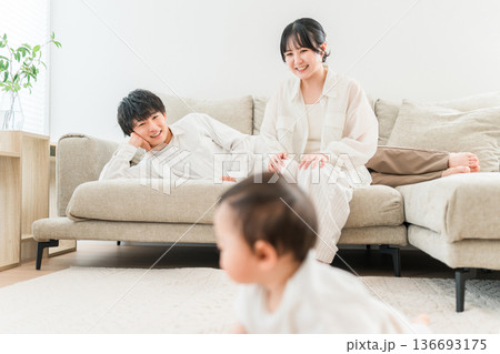 マイホームのリビングで子供,赤ちゃんと遊ぶ子育て世代のファミリー,家族(育児,子育て,スキンシップ) マイホームのリビングで子供,赤ちゃんと遊ぶ子育て世代のファミリー,家族(育児,子育て,スキンシップ) 136693175