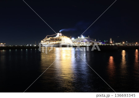 横浜ベイエリア クリスマスの港の眺め 夜景 横浜ベイエリア クリスマスの港の眺め 夜景 136693345