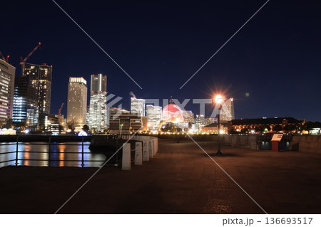 象の鼻公園から望むみなとみらい クリスマスの夜景 象の鼻公園から望むみなとみらい クリスマスの夜景 136693517