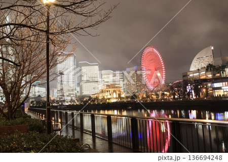 小雨が降るクリスマス・イブの横浜みなとみらいの高層ビル周辺の夜景 136694248