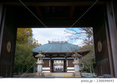 覚王山日泰寺　通天門の扉と礼拝殿 136694643