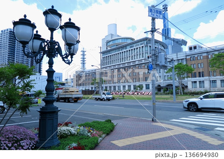 神戸市中央区の新港突堤付近、交差点角から望む神戸税関庁舎 136694980