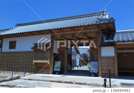 兵庫県立兵庫津ミュージアムの「初代県庁館（復元）」：正面入口となる「長屋門」 136694981